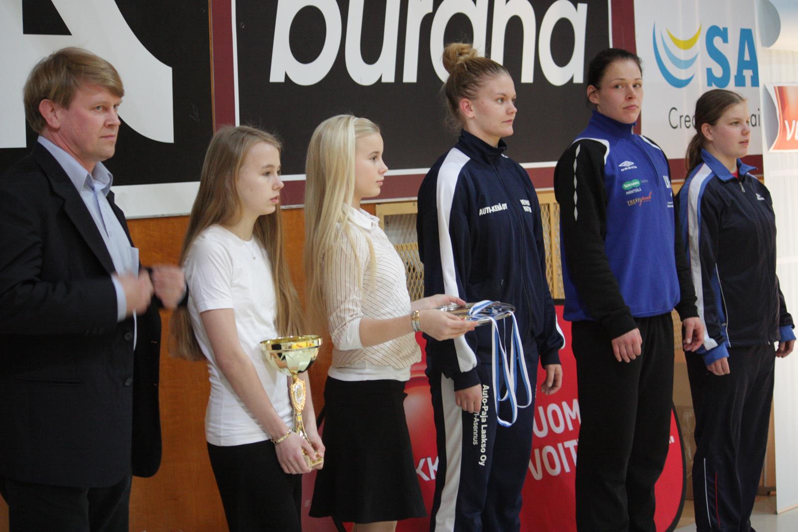 Painiliiton pj Rauhala. Palkintotytöt Sanna Ritvasalo ja Mila Järvinen sekä Jonna Konivuoren sarjan 72kg mitalistit